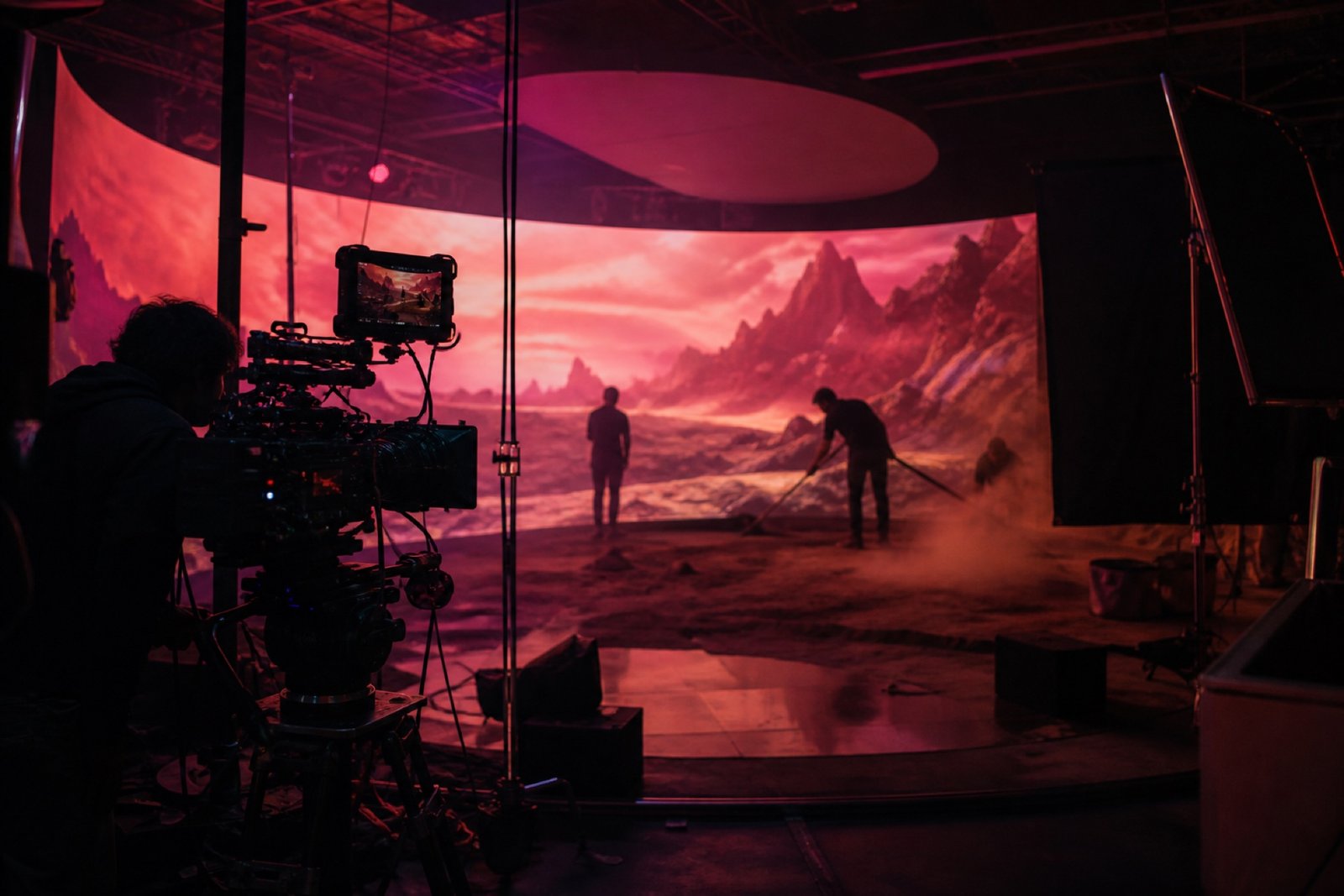 Virtuelles Filmstudio mit Kamera vor einer leuchtenden Landschaft