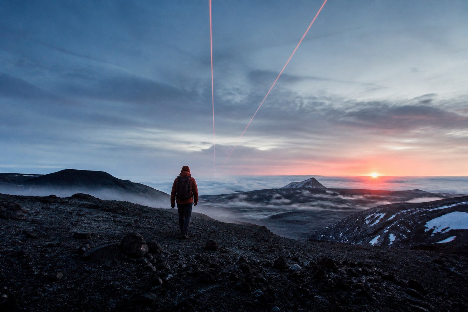 Expedition über einer weiten Vulkanlandschaft bei Sonnenaufgang
